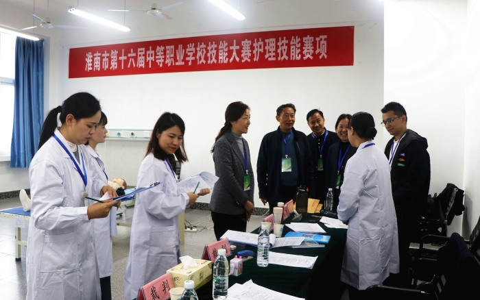 ѧУɹа컴еʮеְҵѧУܴ